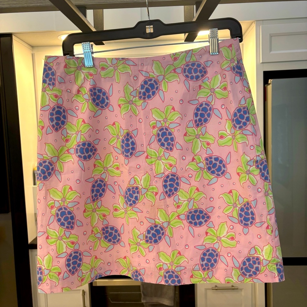 Vineyard Vines skirt
Size 6